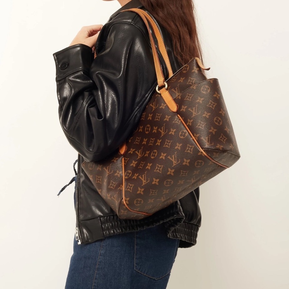 LOUIS VUITTON
Monogram Totally PM - Picture 7 of 12
